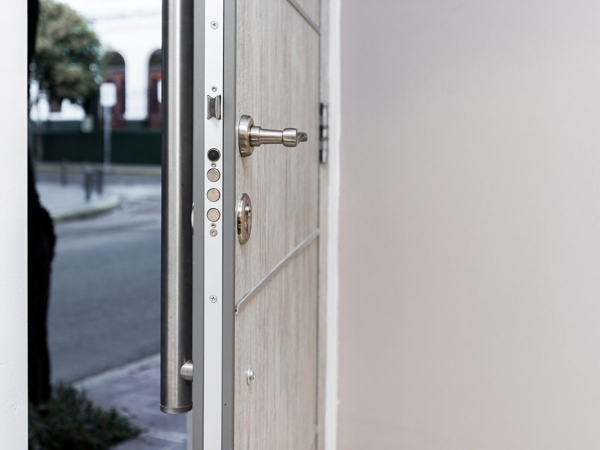 Studio 25 de Mayo - Puerta de seguridad
